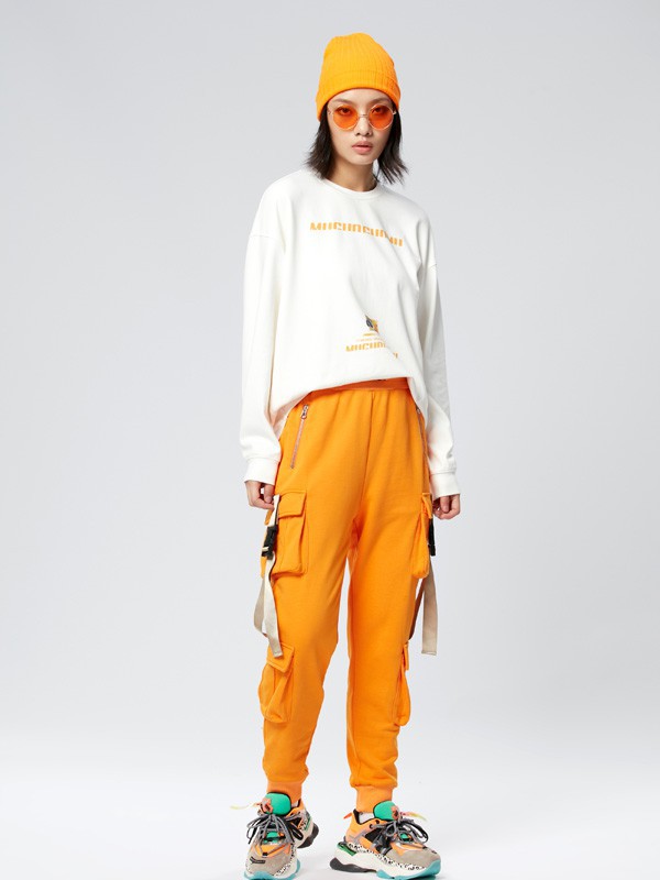 不知道卫衣可以怎么搭配的女生 赶紧看看这些经典的休闲搭配吧