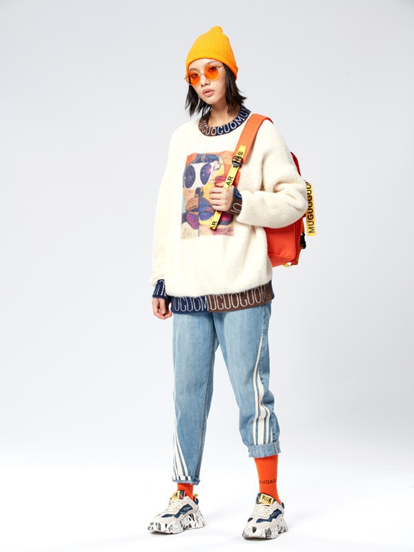 不知道卫衣可以怎么搭配的女生 赶紧看看这些经典的休闲搭配吧