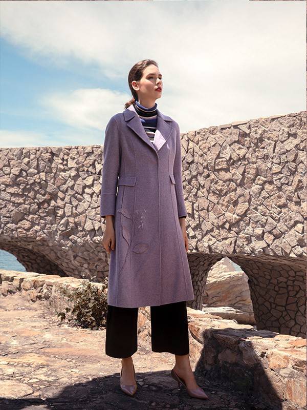 黑色阔腿裤可以搭配什么上衣 秀蓓儿展现不凡穿搭