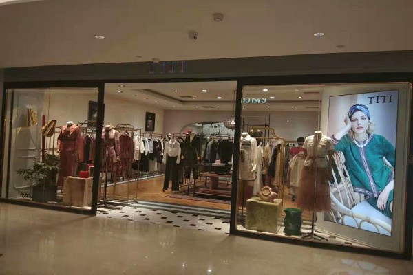 商场女装店怎么陈列吸引顾客 女装店靠近门口位置怎么陈列