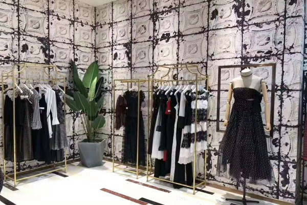 商场女装店怎么陈列吸引顾客 女装店靠近门口位置怎么陈列