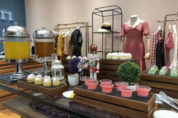 商场女装店怎么陈列吸引顾客 女装店靠近门口位置怎么陈列