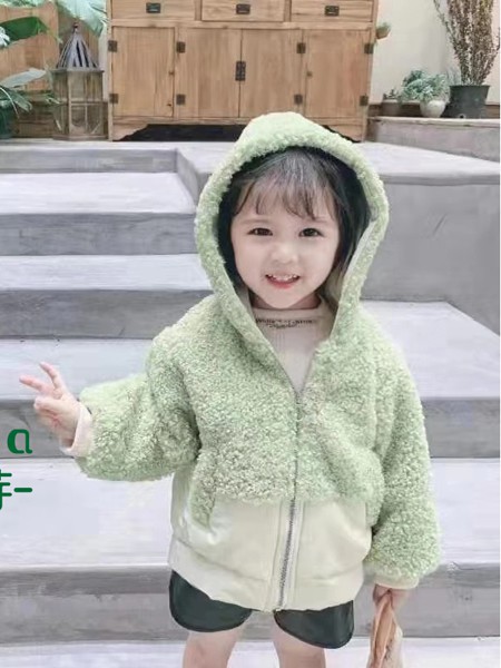 小女孩穿羊羔绒怎么搭配 羊羔绒外套配裤子还是裙子好