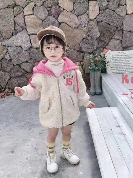 小女孩穿羊羔绒怎么搭配 羊羔绒外套配裤子还是裙子好