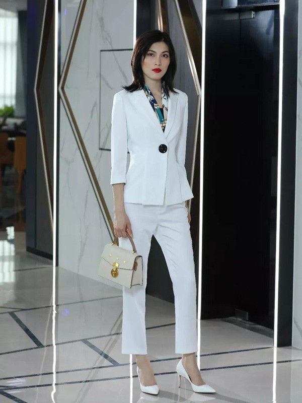 职业女性适合的衣服牌子推荐 适合35岁左右穿的职业装品牌