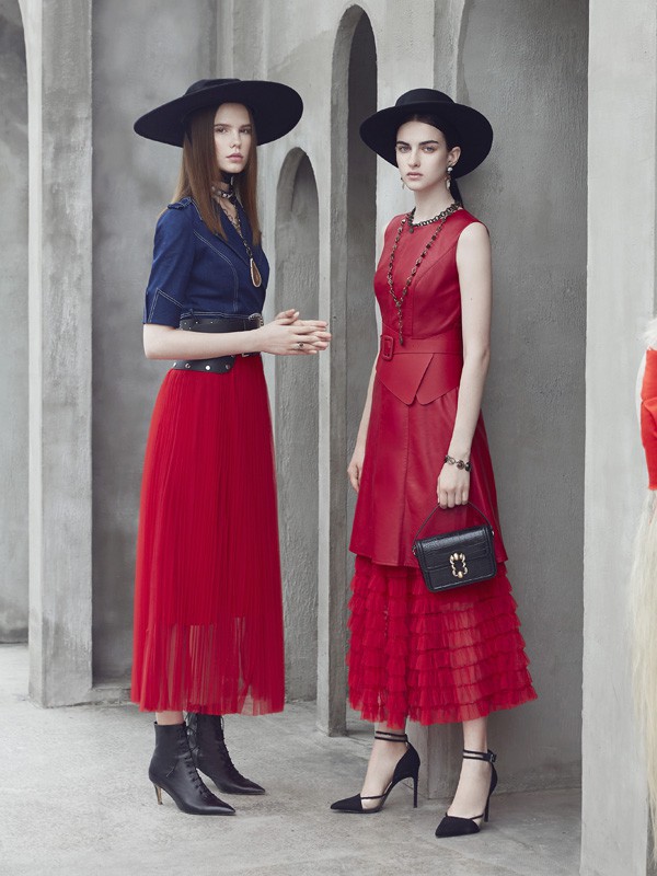 红色外套配什么颜色内搭 红色衣服配什么颜色包包好看