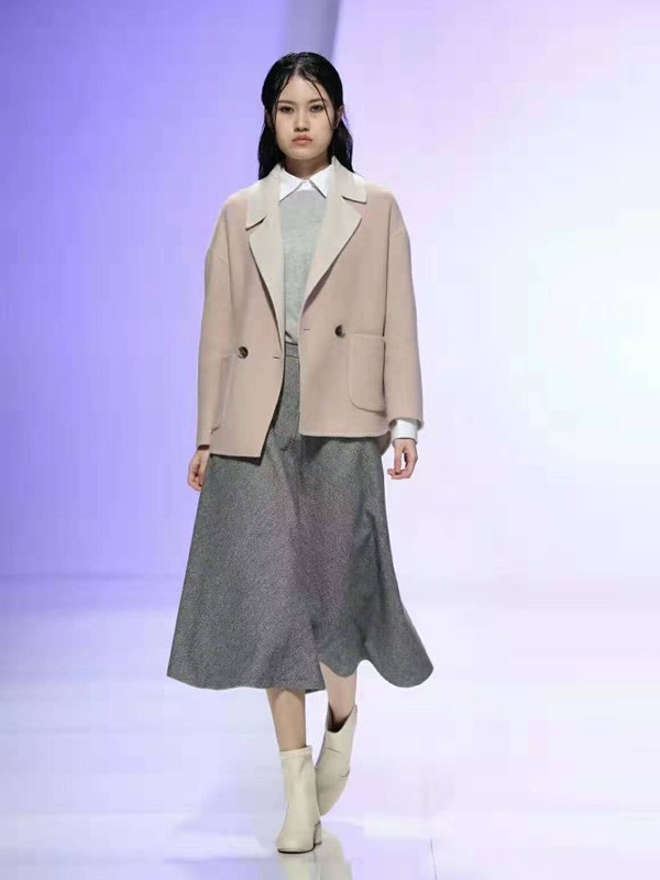 粉色系列的穿衣搭配 法路易娜为你搭配