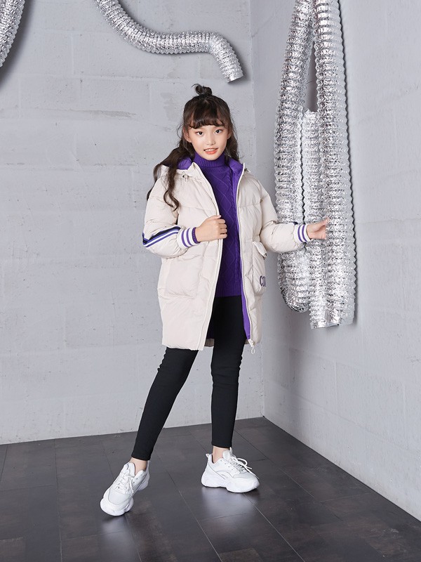 米白色羽绒服可以搭配什么下装 女童造型怎么搭配更出众