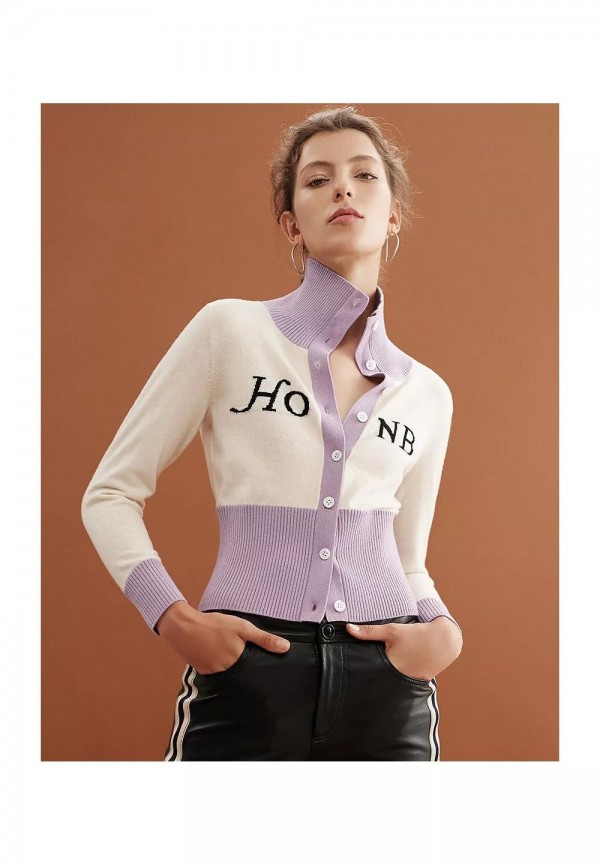 红贝缇打破冬日沉寂 用章仔图案打造气质穿搭