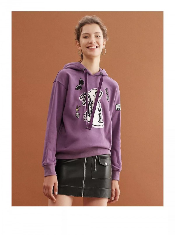 红贝缇打破冬日沉寂 用章仔图案打造气质穿搭