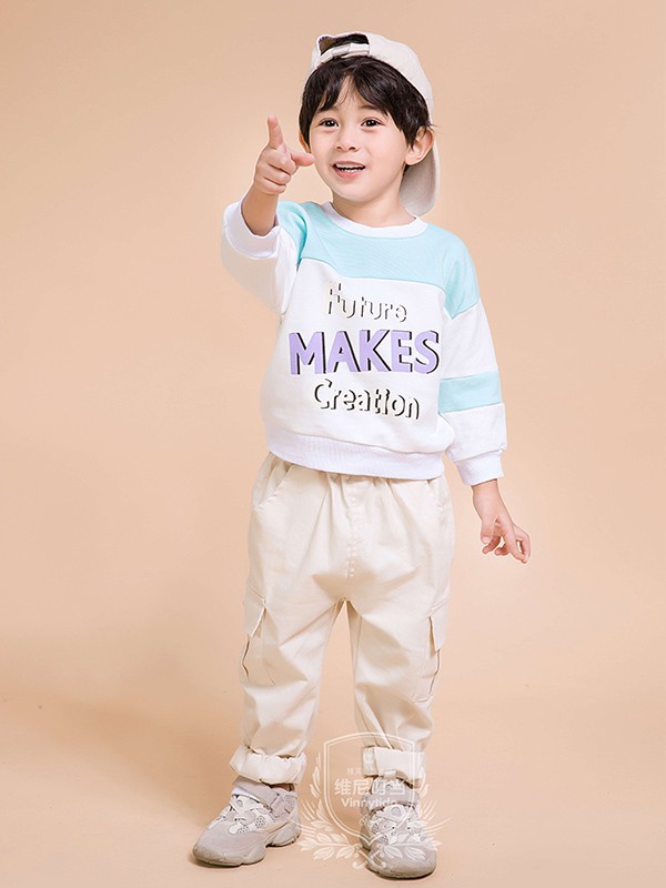 男孩子简约休闲搭配 冬季这样穿更加帅气