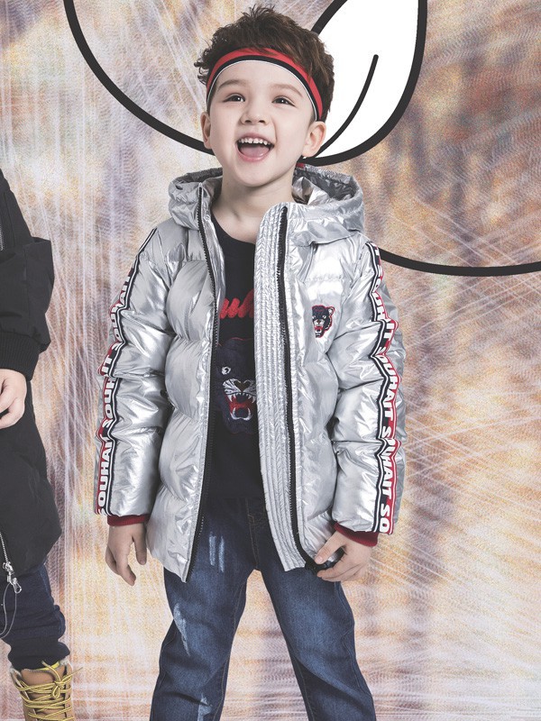 潮感男童造型可以运用什么单品 水孩儿陪伴孩子快乐成长