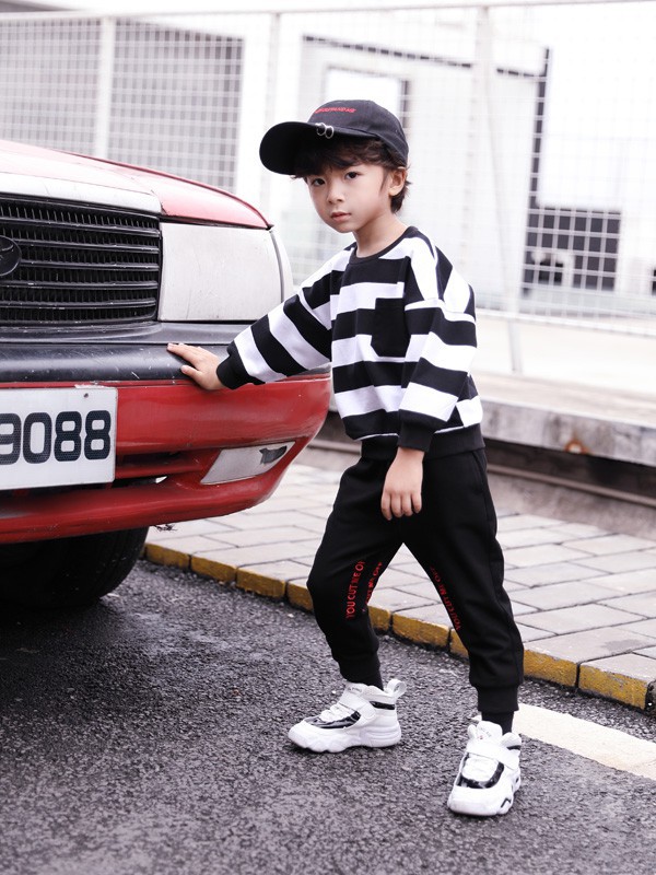 冬季卡其色裤子配什么颜色上衣 冬季束脚裤配什么衣服好看