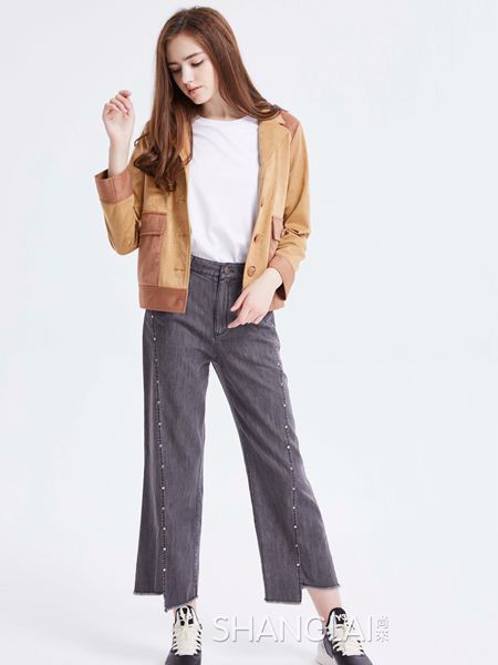 雾霾蓝色的皮衣要怎么搭配 皮衣配什么内搭好看