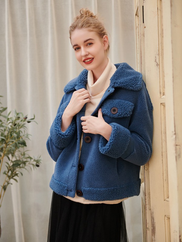 蓝色好看吗 蓝色适合在冬季穿吗