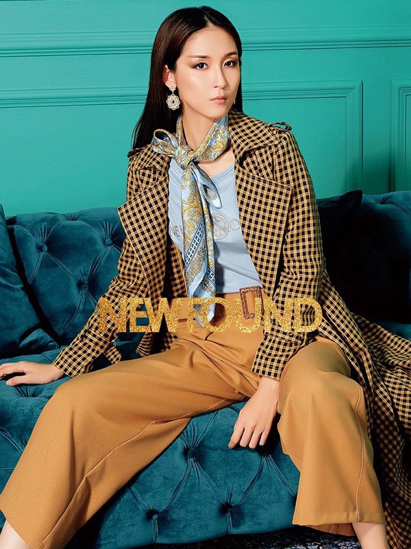 灰色配紫色好看吗 纽方冬日高级感十足的撞色穿搭