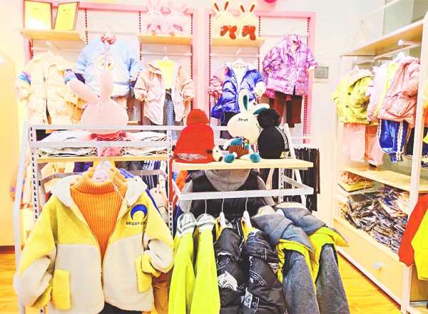 实业童装品牌选芭乐兔  恭贺庄美女加盟店开业大吉