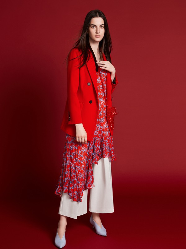 红色配灰色好看吗 2019秋冬红色潮流女装穿搭推荐