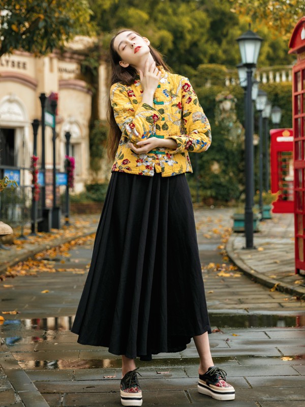 大红色碎花棉服外套怎么穿 碎花棉袄怎么搭配下装