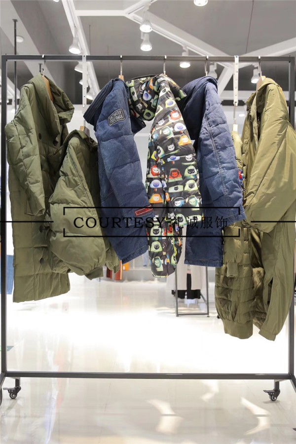 女装店冬季羽绒服怎么陈列好看 店铺冬装上新怎么陈列好