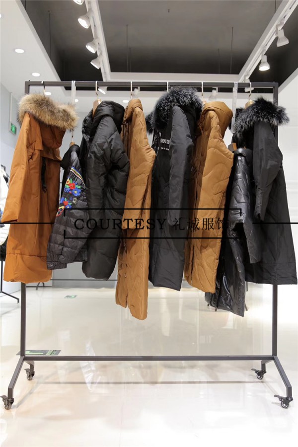 女装店冬季羽绒服怎么陈列好看 店铺冬装上新怎么陈列好