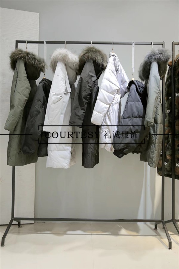女装店冬季羽绒服怎么陈列好看 店铺冬装上新怎么陈列好