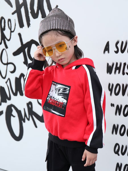 红色卫衣配裙子好看吗 红色卫衣下身配什么颜色好