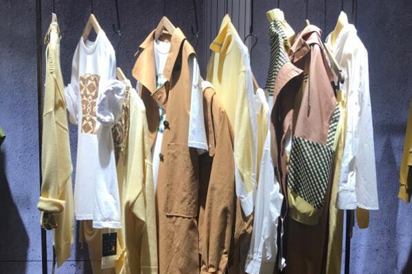 女装店卡其色衣服跟什么颜色陈列好看 女装店衣服色系搭配陈列