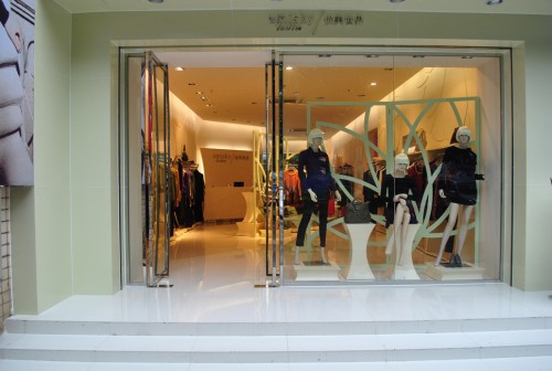 实体店生意难做 为什么优美世界女装生意那么好