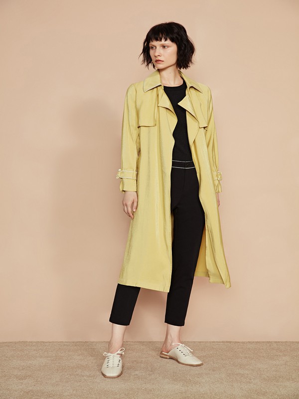 短款风衣怎么穿好看 黄色风衣配什么内搭