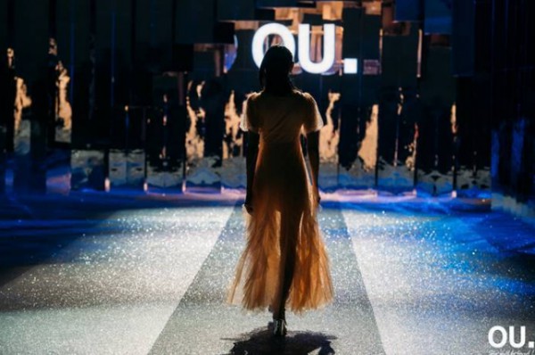 时尚女装品牌OU.2020夏季时装发布会在深圳海上世界文化艺术中心举办