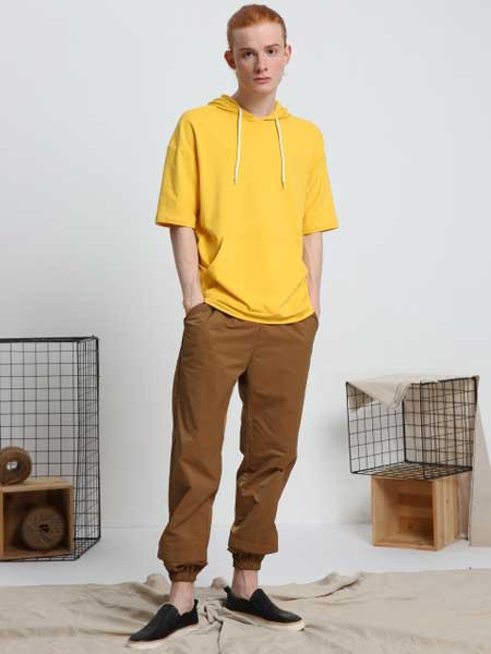 男生衣服颜色搭配 灰色裤子配什么颜色上衣