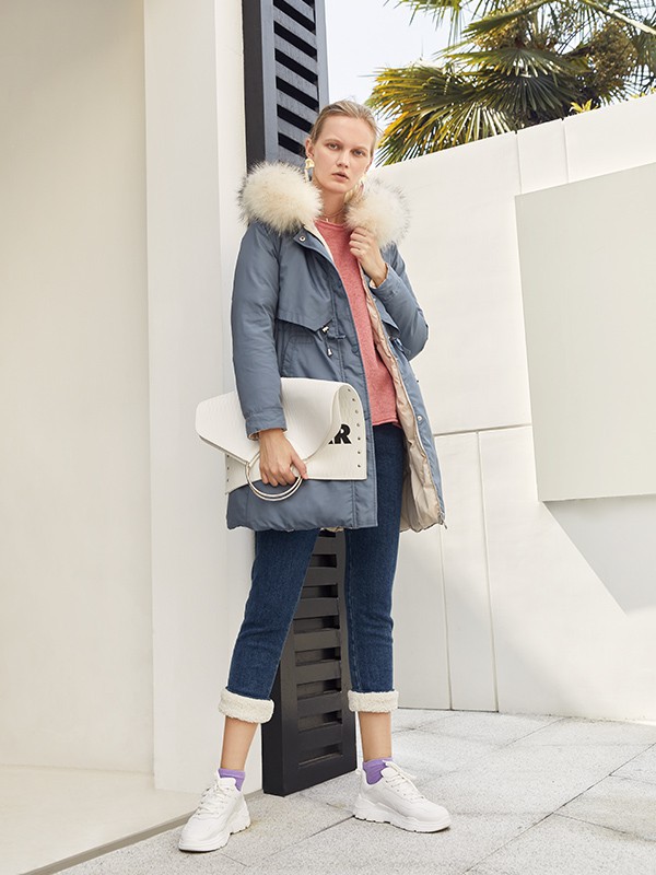 蓝色羽绒服好看吗 如何搭配