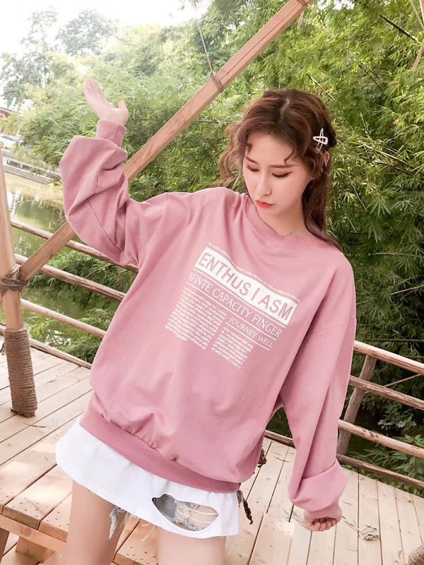 卫衣配什么样的包包好看 粉色包包配什么颜色衣服