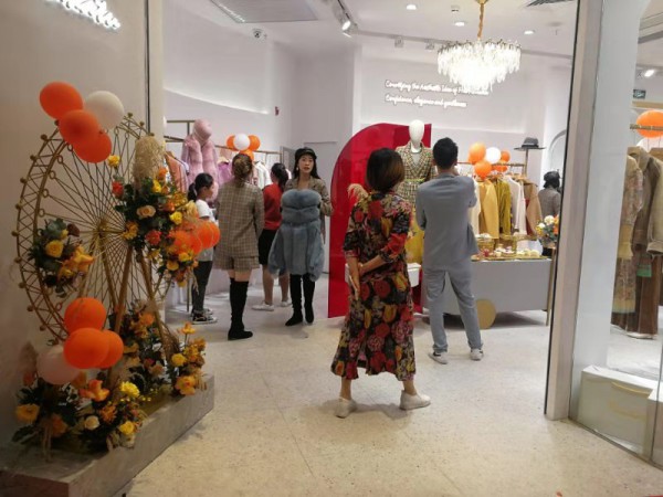 热烈祝贺范卡图在东莞常平翔龙天地购物中心新店盛大开业