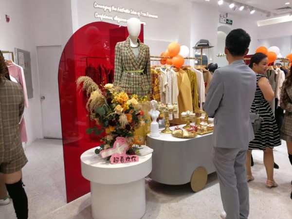 热烈祝贺范卡图在东莞常平翔龙天地购物中心新店盛大开业