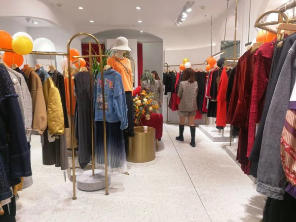 热烈祝贺范卡图在东莞常平翔龙天地购物中心新店盛大开业