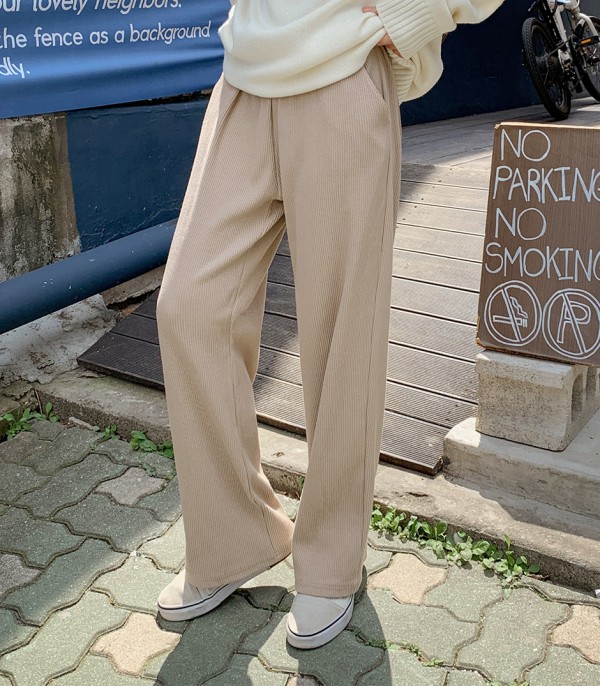 灯芯绒阔腿裤配什么衣服好看 灯芯绒面料会显胖吗?