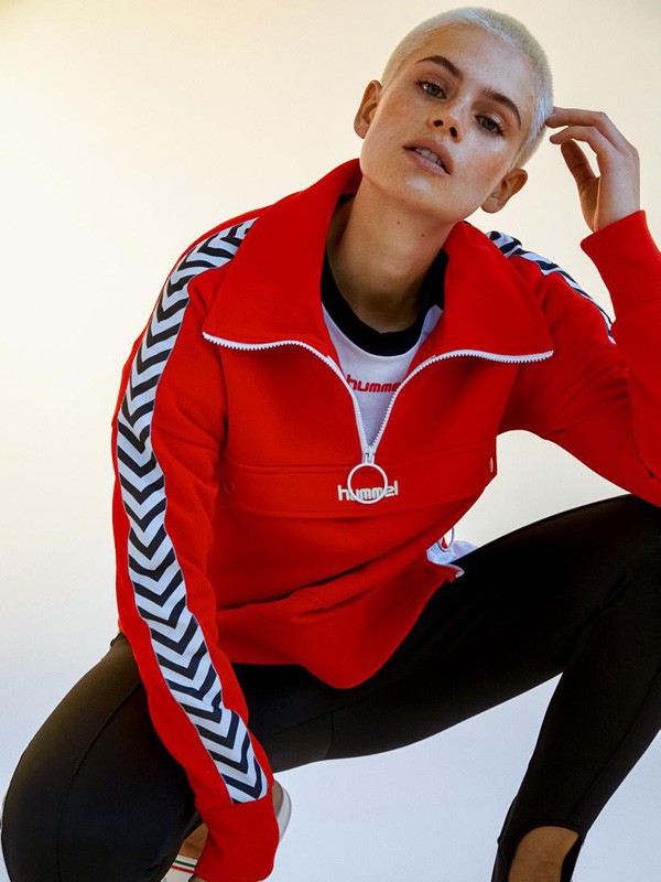 情侣潮牌怎么穿有个性 红色运动装配什么裤子好看