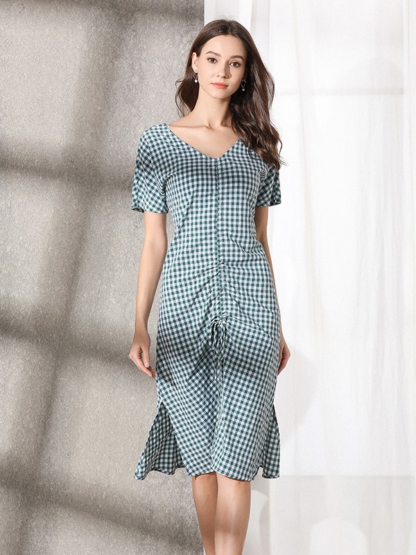 时髦连衣裙的穿搭 这样穿让你的魅力尽情绽放