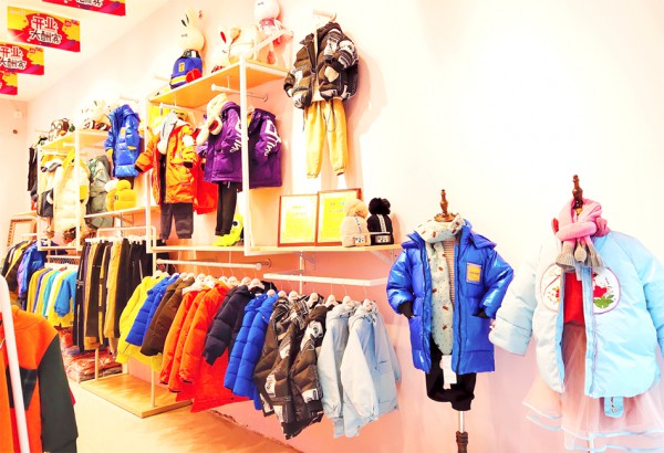 实业童装品牌选芭乐兔  恭喜孙女士新店开业大吉