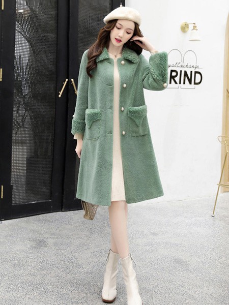 绿色大衣配什么颜色的内搭 绿色大衣如何穿