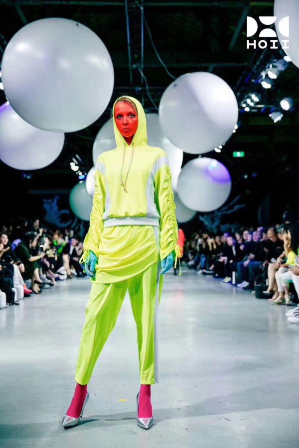 众星云集2020 HOII后益春夏新品发布会 穿过巨石阵 浩瀚太空的黑色秀场