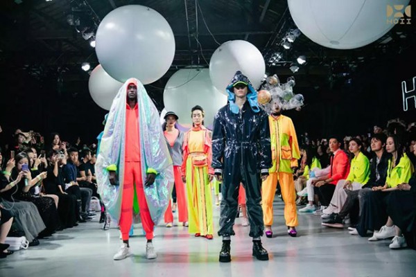 众星云集2020 HOII后益春夏新品发布会 穿过巨石阵 浩瀚太空的黑色秀场