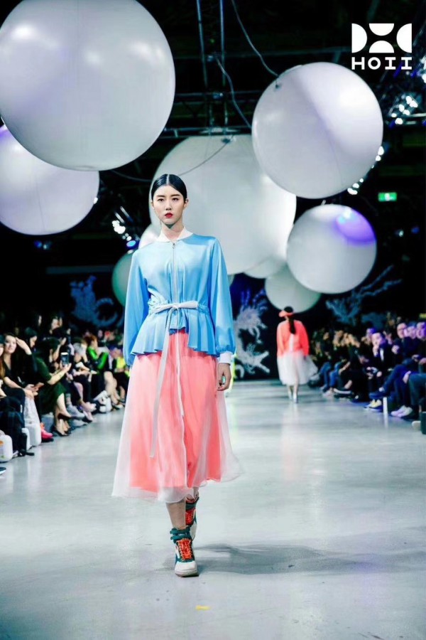 众星云集2020 HOII后益春夏新品发布会 穿过巨石阵 浩瀚太空的黑色秀场