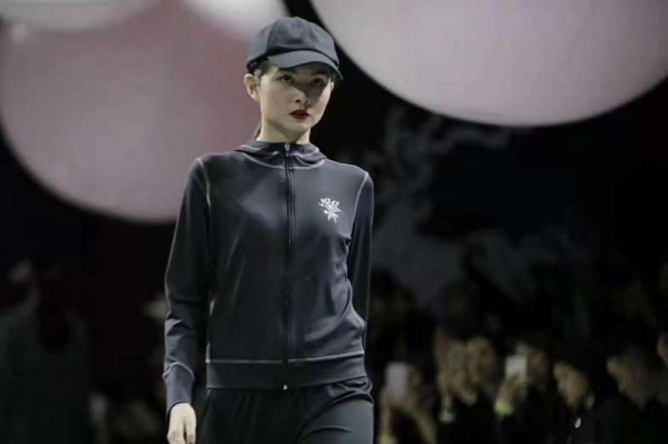 众星云集2020 HOII后益春夏新品发布会 穿过巨石阵 浩瀚太空的黑色秀场