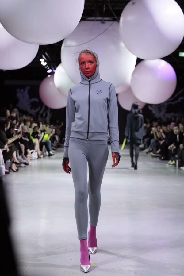 众星云集2020 HOII后益春夏新品发布会 穿过巨石阵 浩瀚太空的黑色秀场