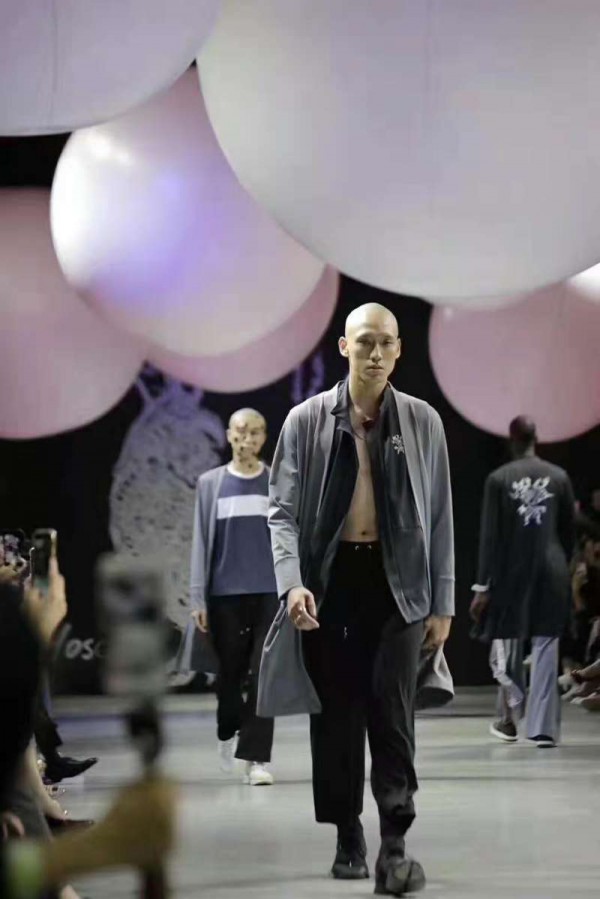 众星云集2020 HOII后益春夏新品发布会 穿过巨石阵 浩瀚太空的黑色秀场