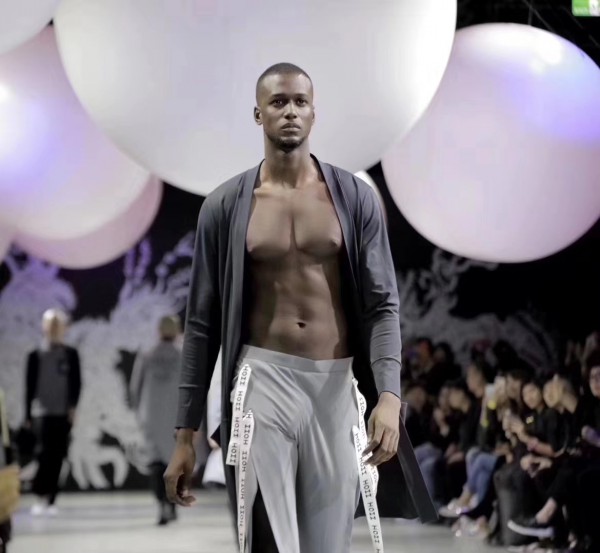 众星云集2020 HOII后益春夏新品发布会 穿过巨石阵 浩瀚太空的黑色秀场