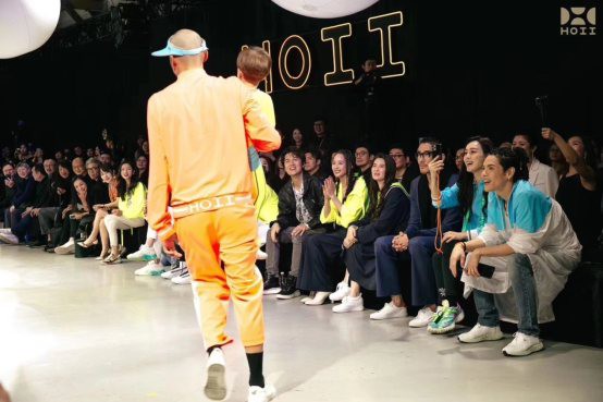 众星云集2020 HOII后益春夏新品发布会 穿过巨石阵 浩瀚太空的黑色秀场